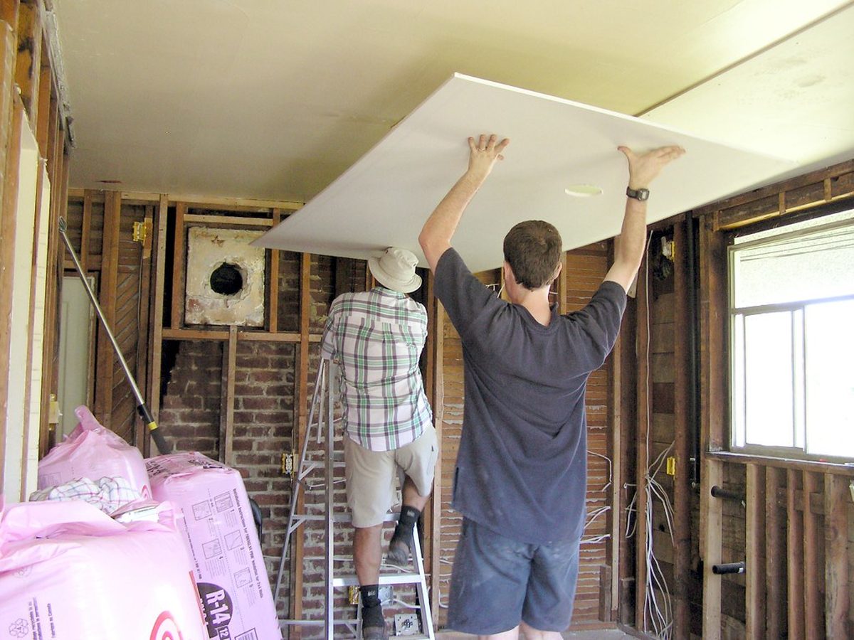 Montage einer Trockenbau-Deckenplatte