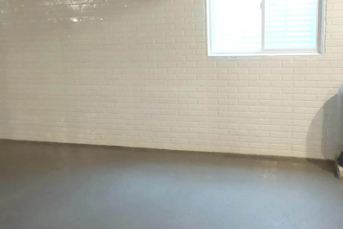 Abgedichtete Kelleraußenwand mit Schutzschicht